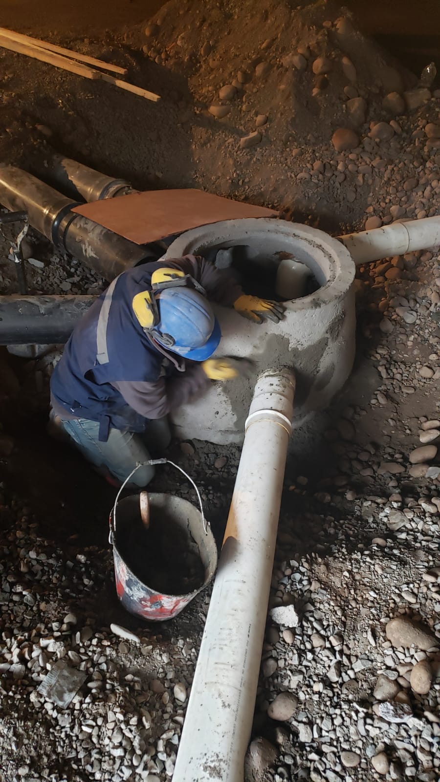 Hombre instalando tuberías de alcantarillado