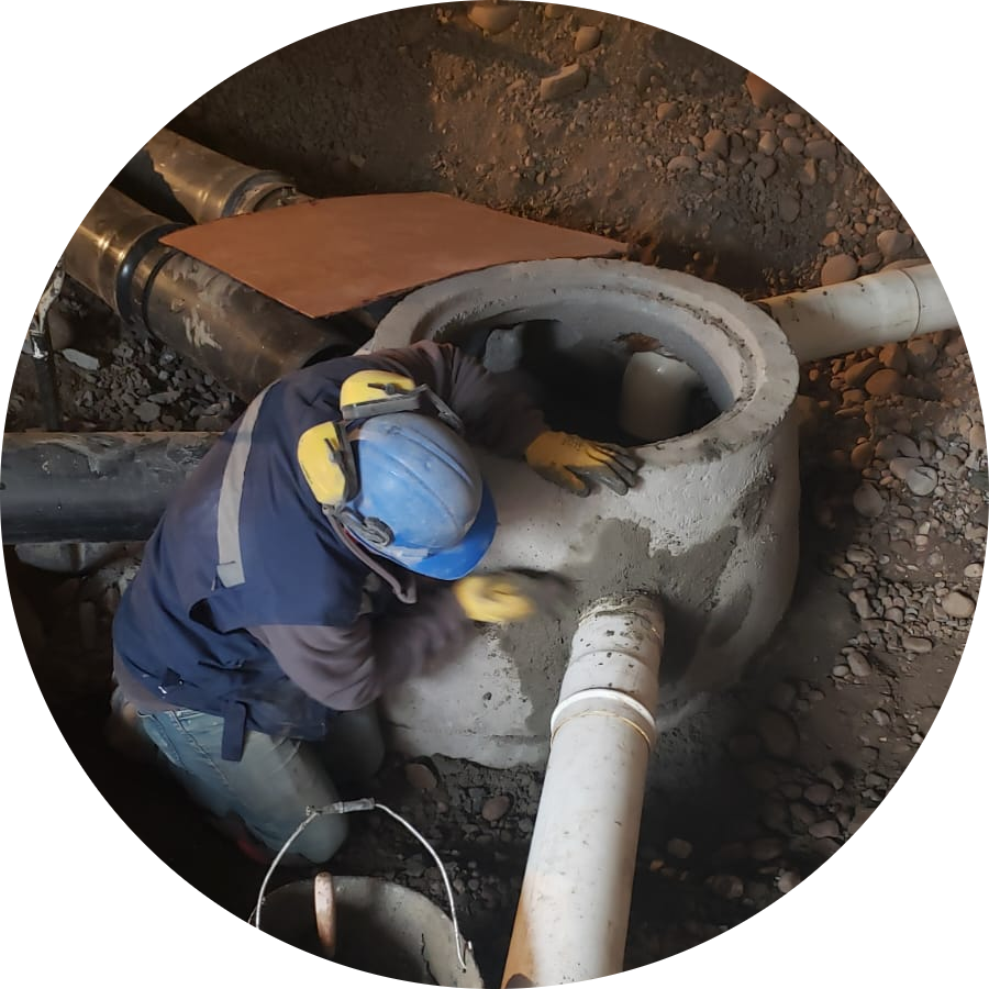 Hombres instalando tuberías de alcantarillado