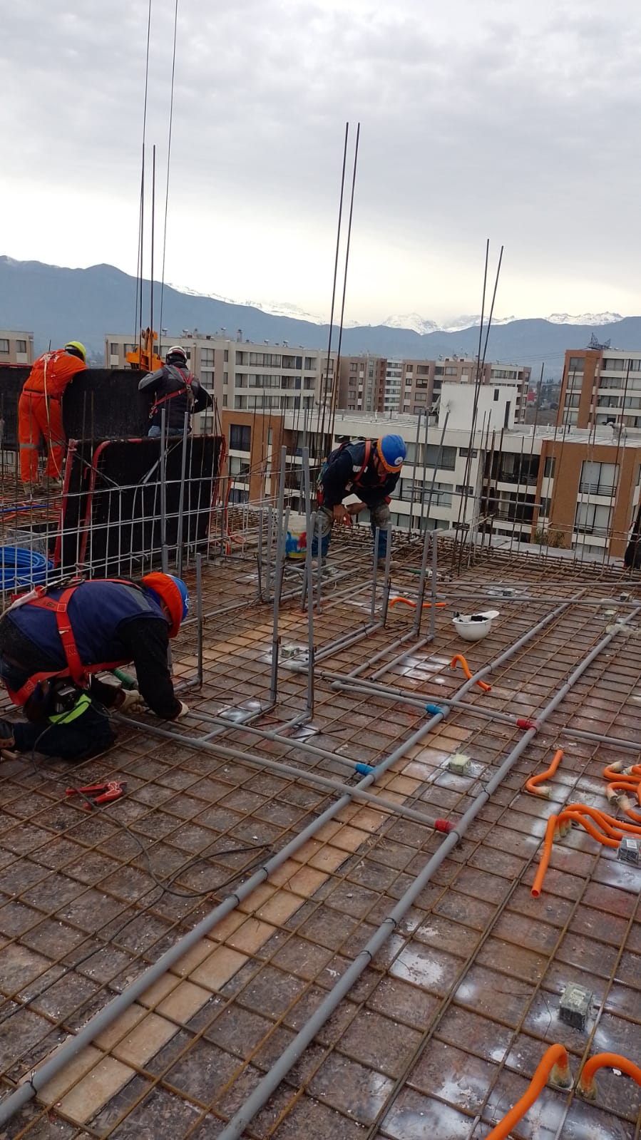 Hombres instalando tuberías de agua potable
