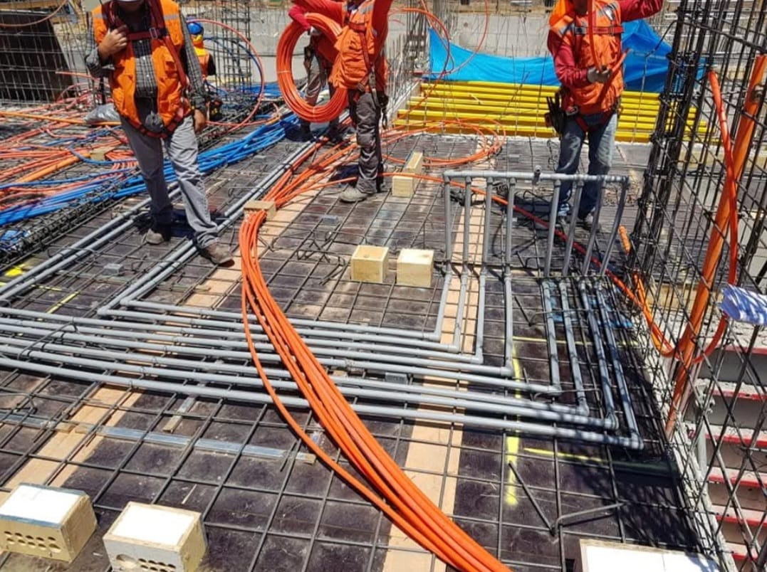 Hombres instalando tuberías de agua potable