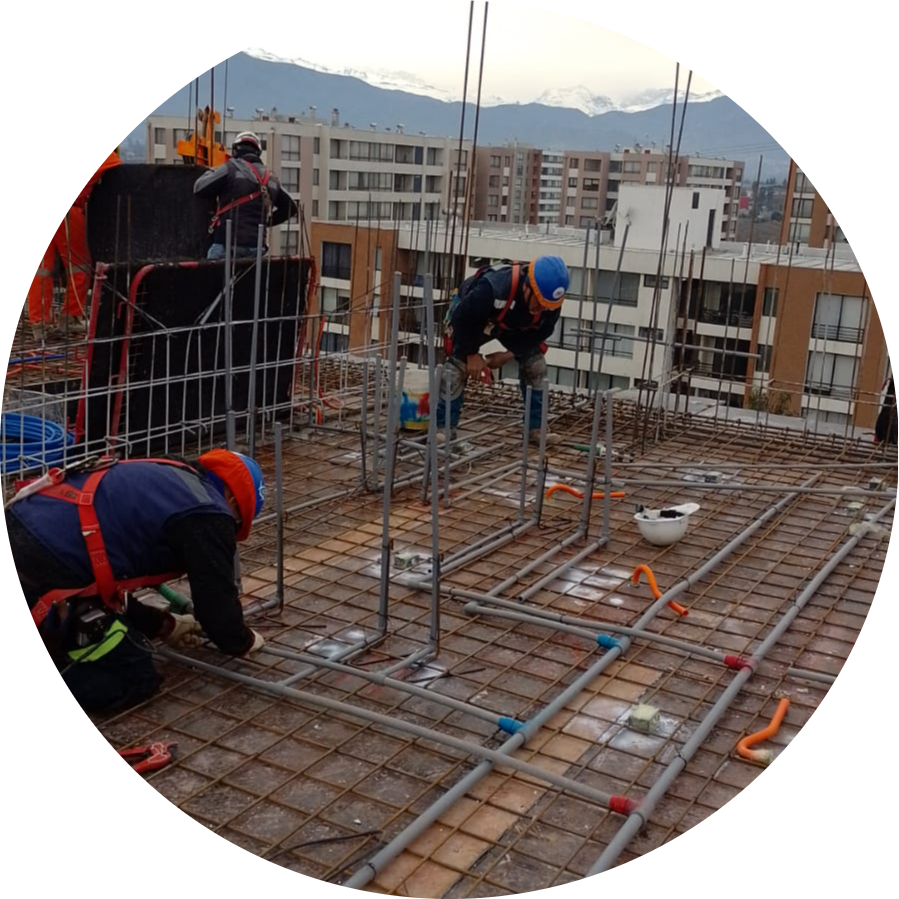 Hombres instalando red de agua potable